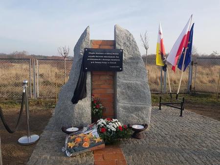 Pomnik ku pamieci pochowanych na cmentarzu pw. Świetej Trójcy w Żarach